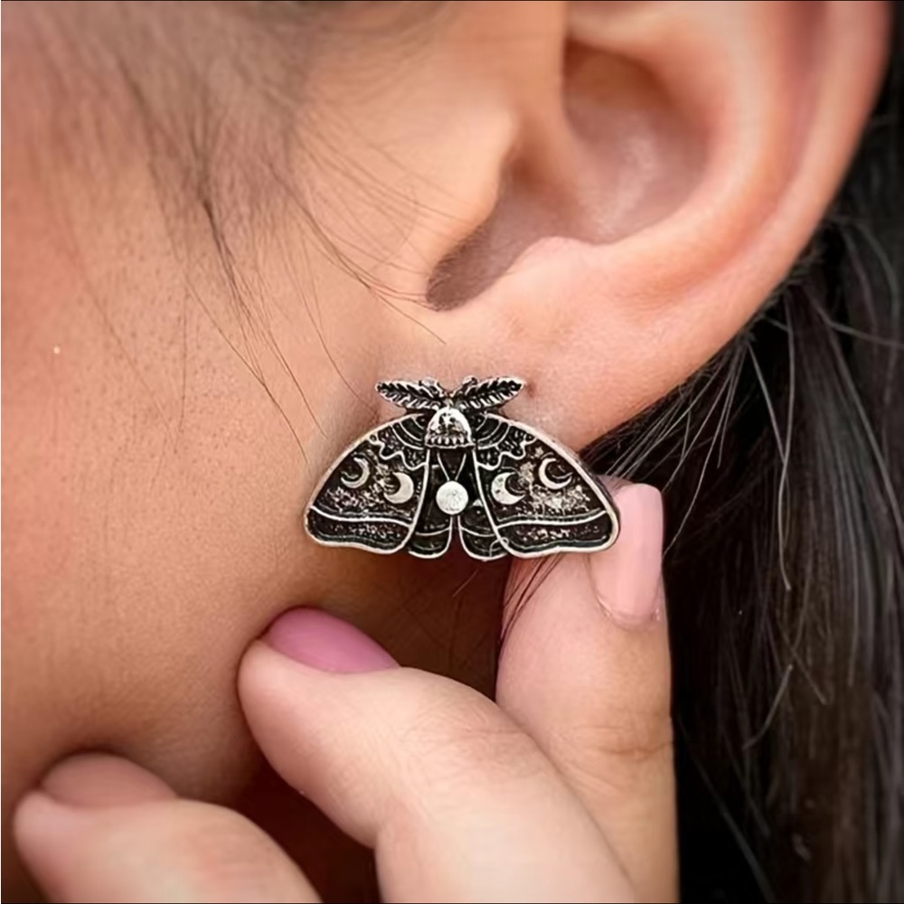 Moth crescent moon silver earrings - Picture 8 of 13
